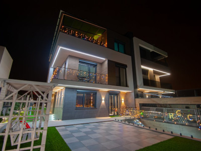 Современный дом в стиле хай-тек с бассейном! Колоница, ул.Унирии, рядом с лесом!