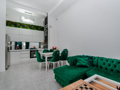 Apartament cu 2 camere + living + terasă în complexul Oasis!