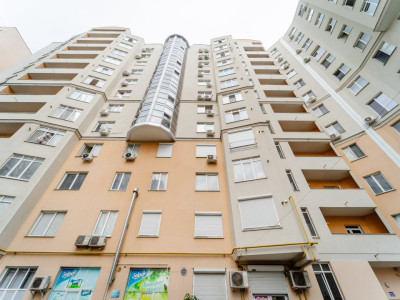 Apartament în centrul orașului, str. N. Testemițanu, 2 camere + living. 