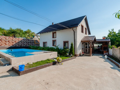 Vanzare urgentă! Casă în centrul or. Ialoveni, 2 nivele, piscină, saună!