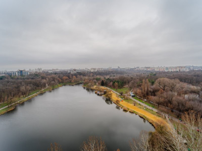 Spre vinzare apartament cu 3 dormitoare, bd. Decebal, langă Valea Trandafirilor.