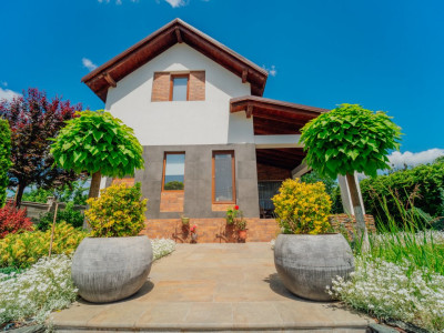 Casă cu reparație, 280 mp, perfectă pentru 2 familii. 