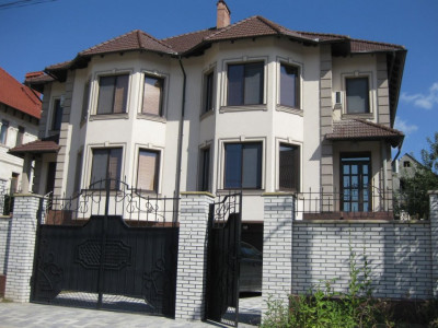 Se vinde jumătate de duplex, str-la 1 Balcani, Buiucani, mun. Chișinău.