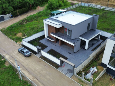 Casă în Poiana Domnească, str-la Tineretului 9, lângă pădure.