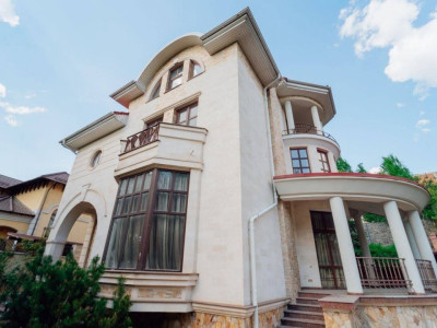 Riscani, Casa de Lux, Euroreparata/Mobilata, Toate Comunicatiile, Bazin/Sauna! 