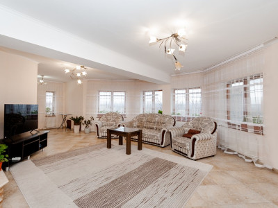 Apartament spațios la sol de vânzare în Dumbrava, 136 mp+2 ari!