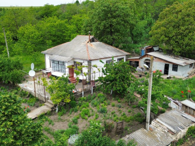 Casă bătrânească de vânzare în Cruzești, satul Ceroborta.
