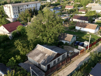 Casă cu teren de 8 ari de vânzare în centrul or. Strășeni, str. Mihai Viteazul.
