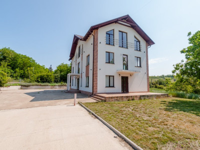 Casă spațioasă de 450 mp, ideală pentru pensiune sau afacere, lângă ZOO Bardar!