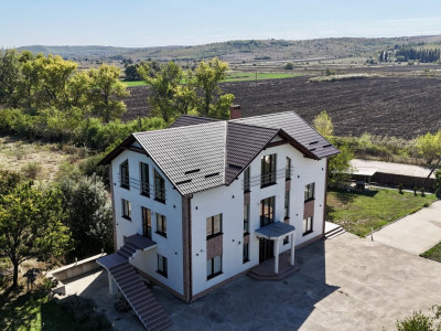 Casă spațioasă de 450 mp, ideală pentru pensiune sau afacere, lângă ZOO Bardar!