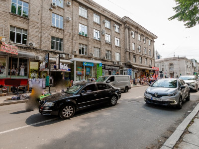 Chirie spațiu comercial–Centru, str. Armenească, intersecție cu Ștefan cel Mare.