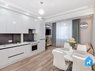 Apartament cu 2 camere + living în spate la McDonald’s