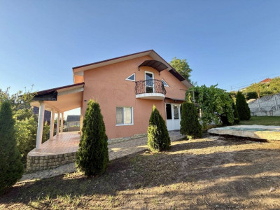 Casă de vânzare – Durlești, str. Mihai Sadoveanu, 106 mp+6 ari.