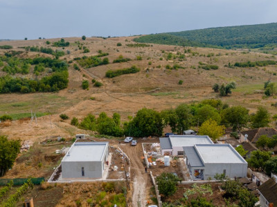 Case noi într-un nivel – zonă bună! 3 locuințe disponibile 