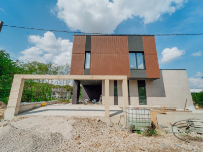 Casă modulară Hi-Tech în sectorul privat Poiana Domnească.