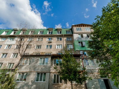 Комнату на продажу в секторе Буюканы, ул. Сучевица.