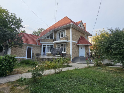 Просторный дом в аренду в секторе Телецентр, с участком 6 соток и гаражом.