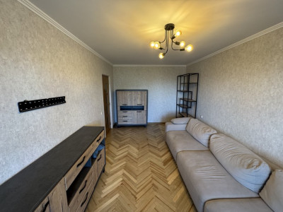 Vanzare apartament cu 2 camere, Botanica, Dacia, prima linie.