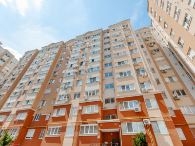 Apartament cu 2 camere și living, cu reparație, situat în centrul orașului.