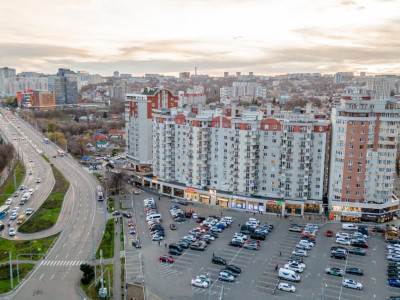 Apartament cu 2 camere + living în Centru, str. Lev Tolstoi.