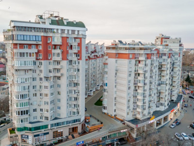 Apartament cu 2 camere + living în Centru, str. Lev Tolstoi.