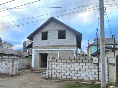 Casă nefinisată, 92 mp + 3 ari, str. Salcuta, Buiucani