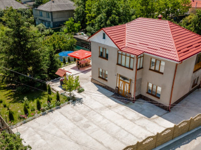 Продается дом в Яловенах, 2 уровня, с ремонтом, 14 соток земли.