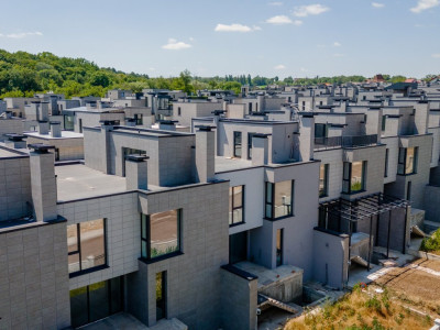 Townhouse în cartierul rezidențial Poiana Pinului, ExFactor.