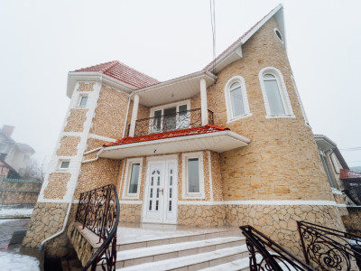 Casa individuală în Ialoveni, 2 nivele, 250 mp + 6 ari.