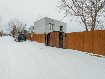 Дом на продажу в Яловенах, на берегу озера Данчены.