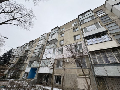 Apartament cu 1 cameră de vânzare – Rîșcani, str. Florilor, seria Cehă.