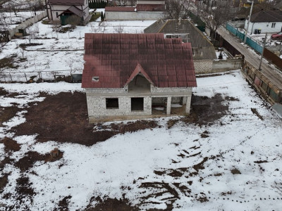 Casă nefinisată cu teren generos – Sîngera, Centru, str. Grigore Ureche