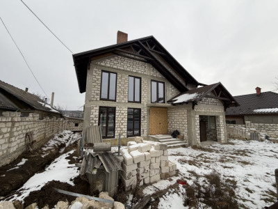 Casa de vanzare în Lozova, 370mp + 7 ari.