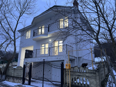 Vilă spre vânzare în Vadul lui Vodă – 167 mp, teren 8 ari