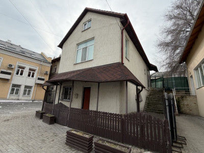 Дом 140 кв.м в Центре, ул. Александру чел Бун — для проживания или офиса