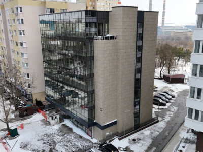 Офисное здание с коммерческими помещениями на первом этаже.