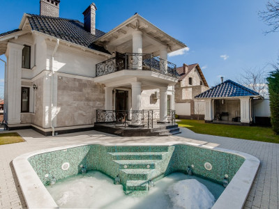 Продаётся – элегантный дом с бассейном в Думбрава, ул. Тейлор