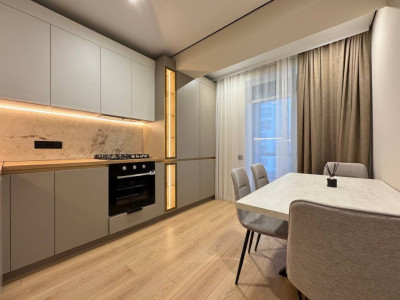 Современная квартира с 2 спальнями и гостиной в Braus Royal Residence.