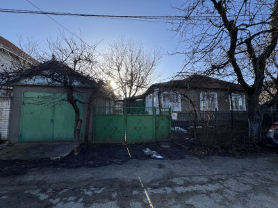 Spre vânzare jumătate de casă în Chișinău, sectorul Ciocana, str. Floreni.