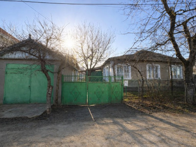 Продаётся половина дома в Кишинёве, Чеканы, ул. Флорень.